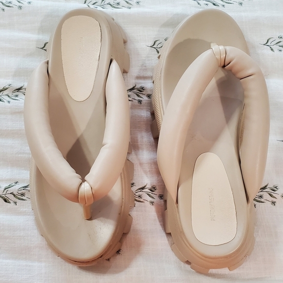 PrettyLittleThing Cream Toe Post Cleated Sole Chunky Sandals Size 39 (8) - Picture 13 of 14